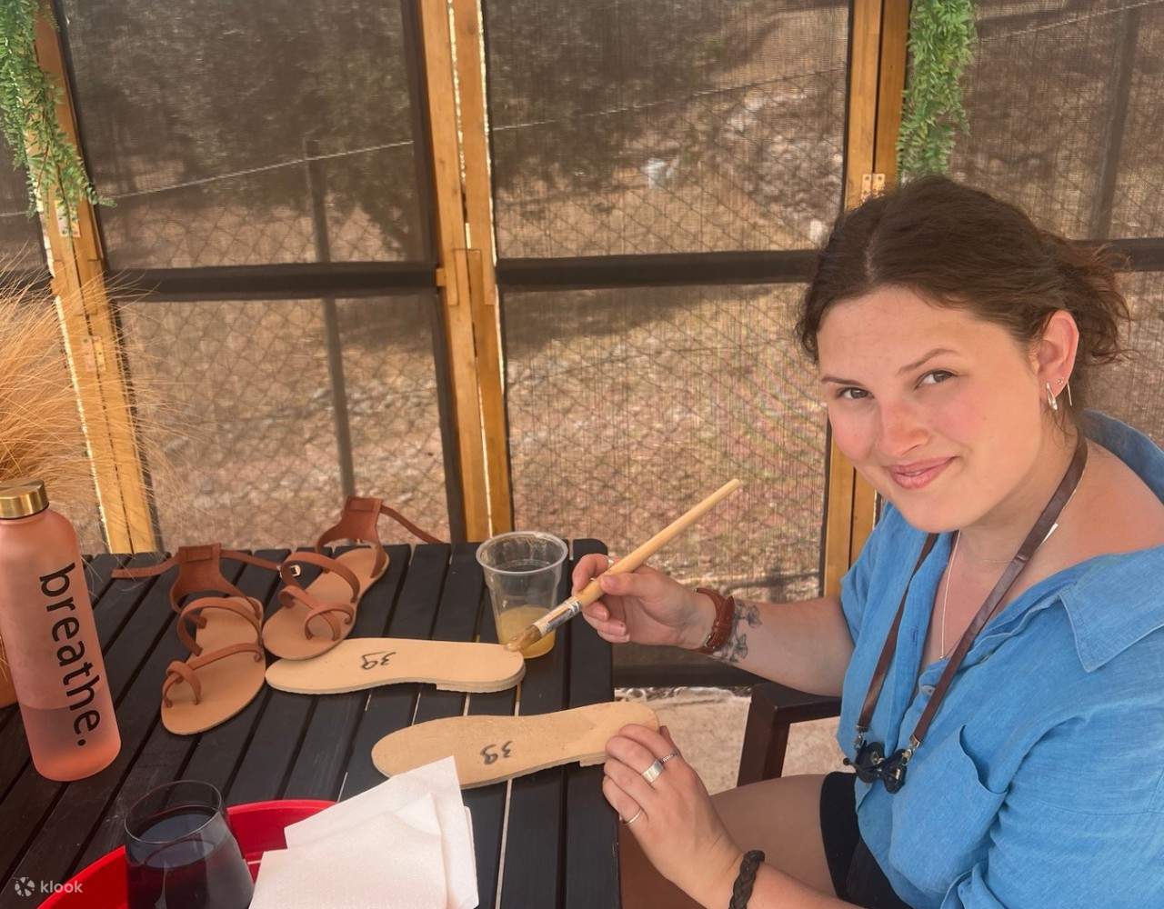 Athens , Hy Lạp : Xưởng làm dép da thủ công