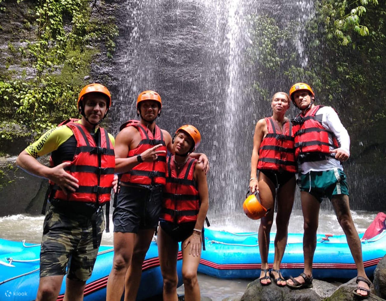 Après avoir dépassé la magnifique cascade, faites une pause.