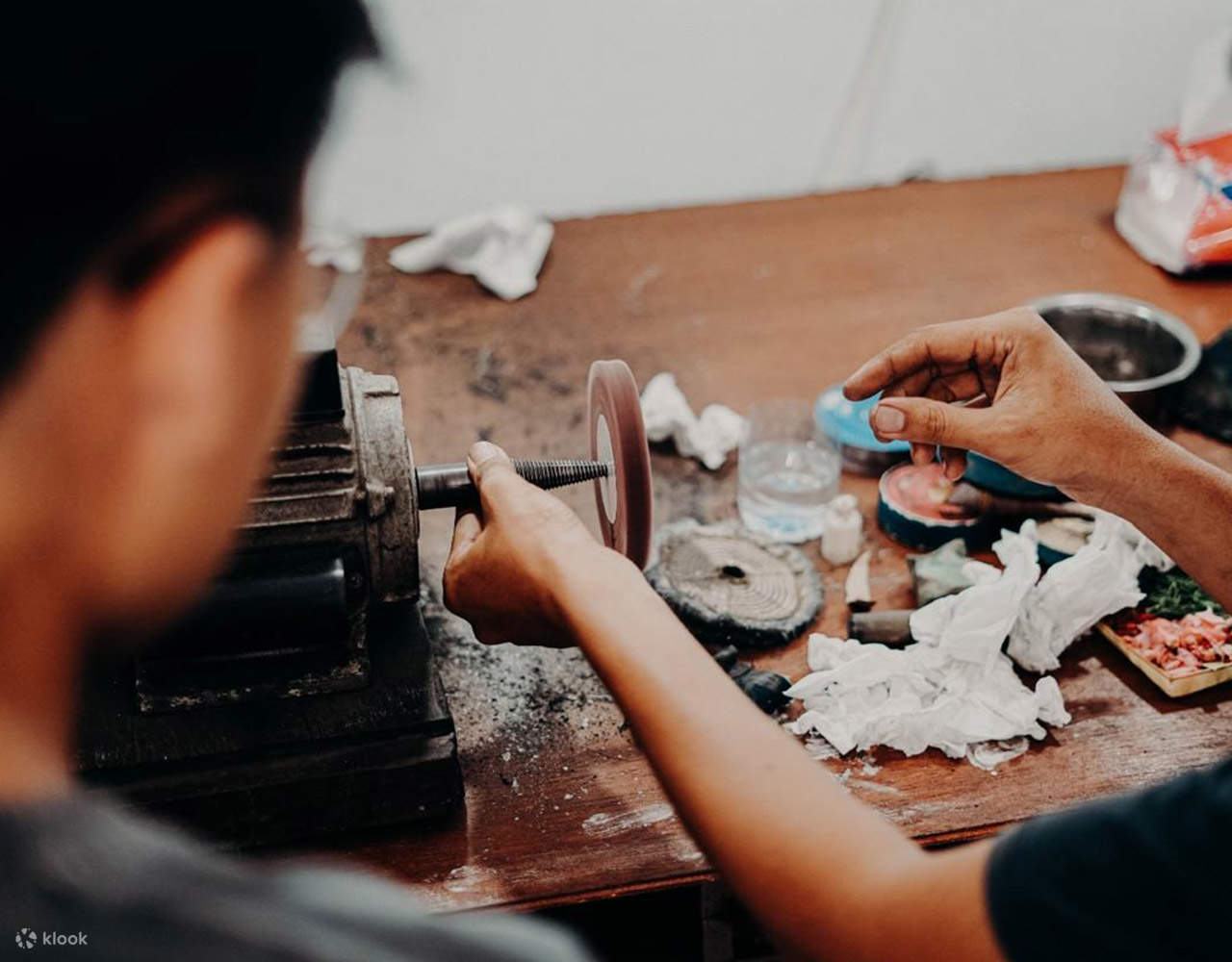 uno staff che guida il workshop