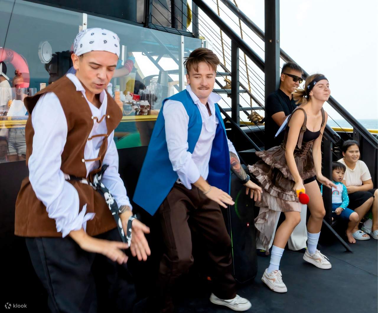 Pertunjukan langsung dengan penari profesional