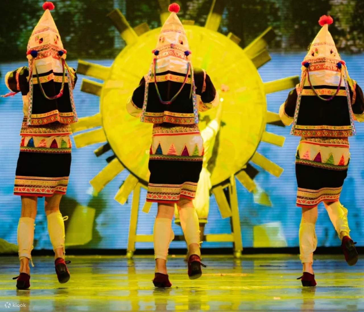 Pertunjukan lagu dan tarian di Lancang-Mekong River Song and Dance Bonfire Party sangat luar biasa! Para penari mengenakan kostum nasional yang berwarna-warni, dan setiap gerakan dipenuhi dengan kecintaan yang mendalam terhadap tanah air dan budaya nasion