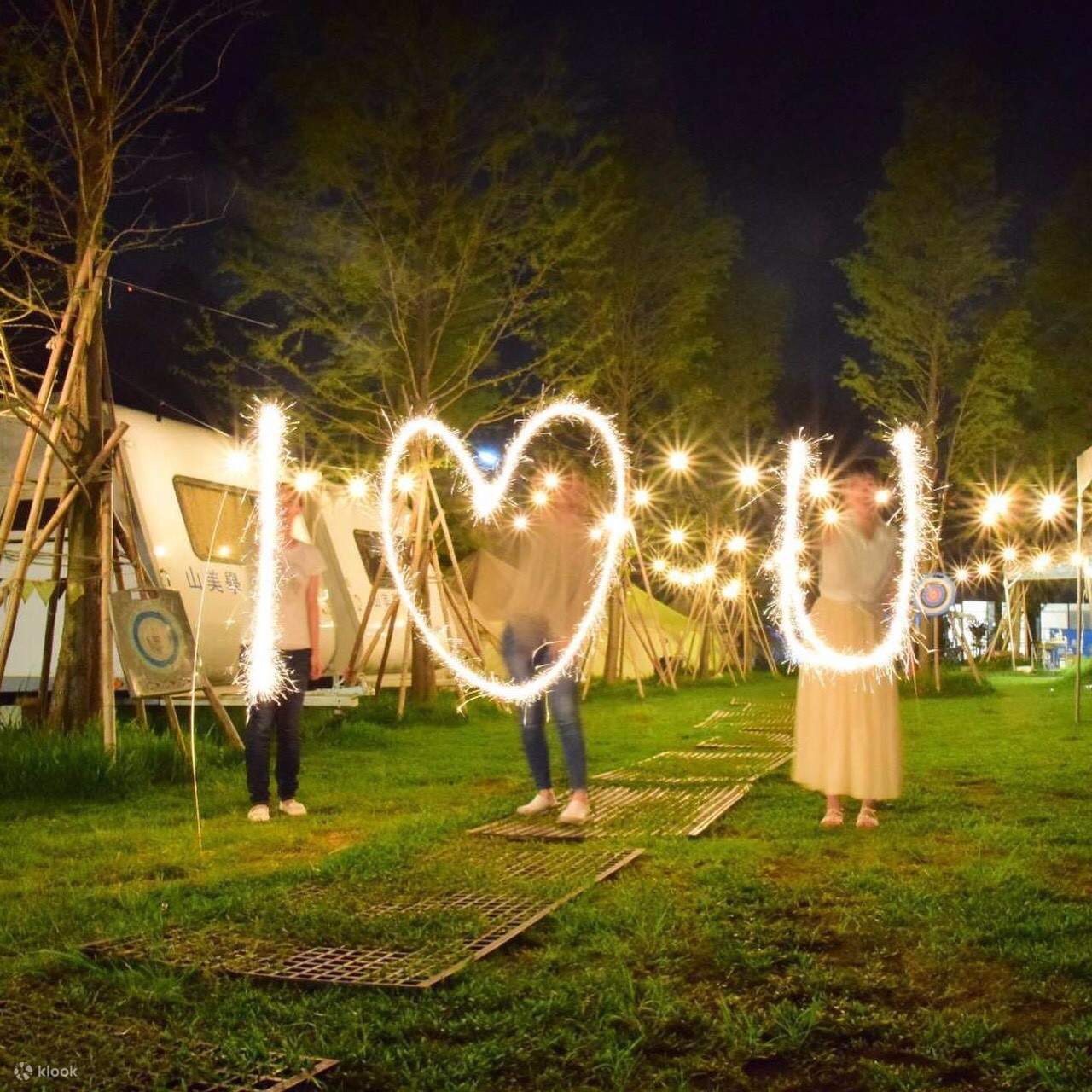 Tente de camping proche de l'air frais de la nature