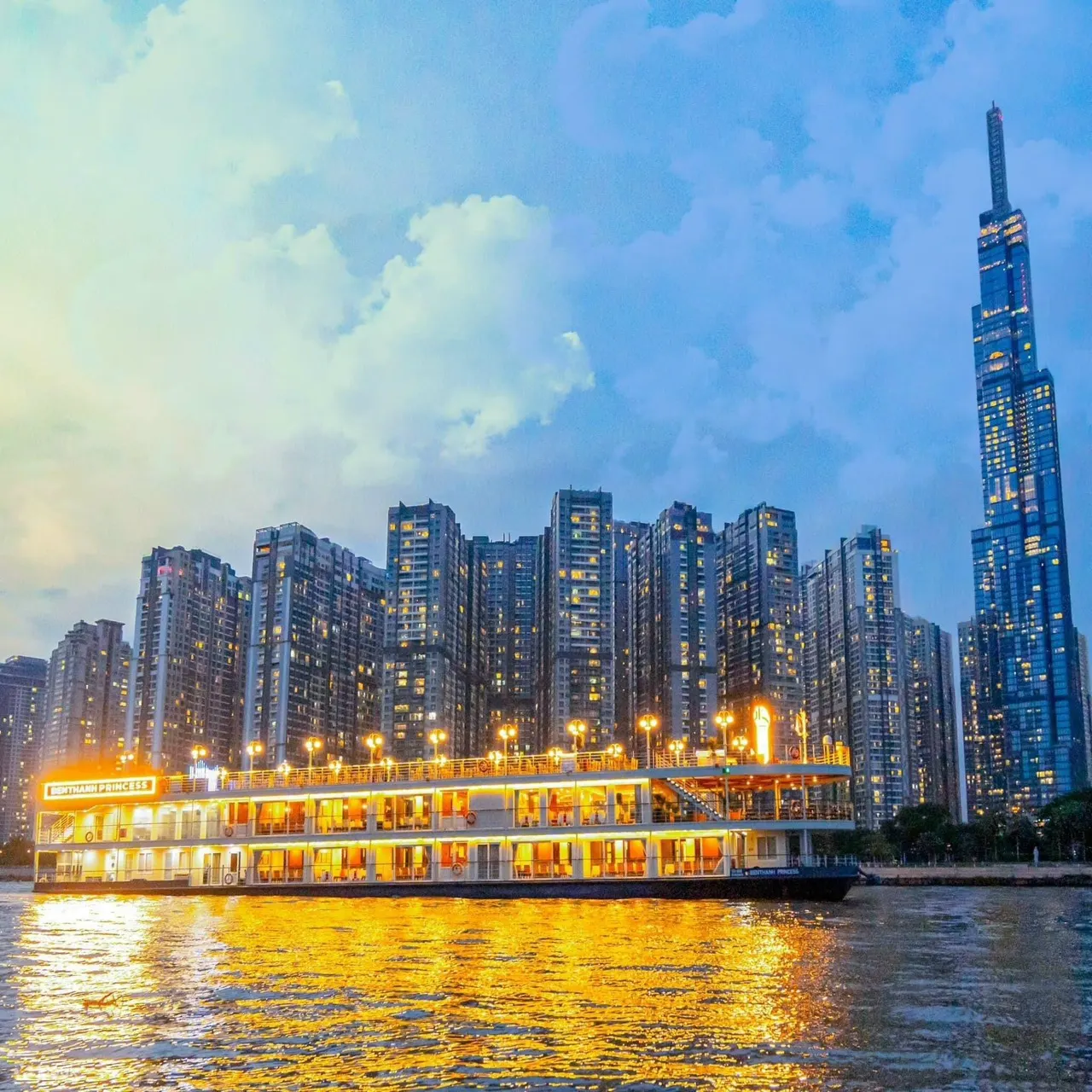 西贡河上的滨城公主游轮