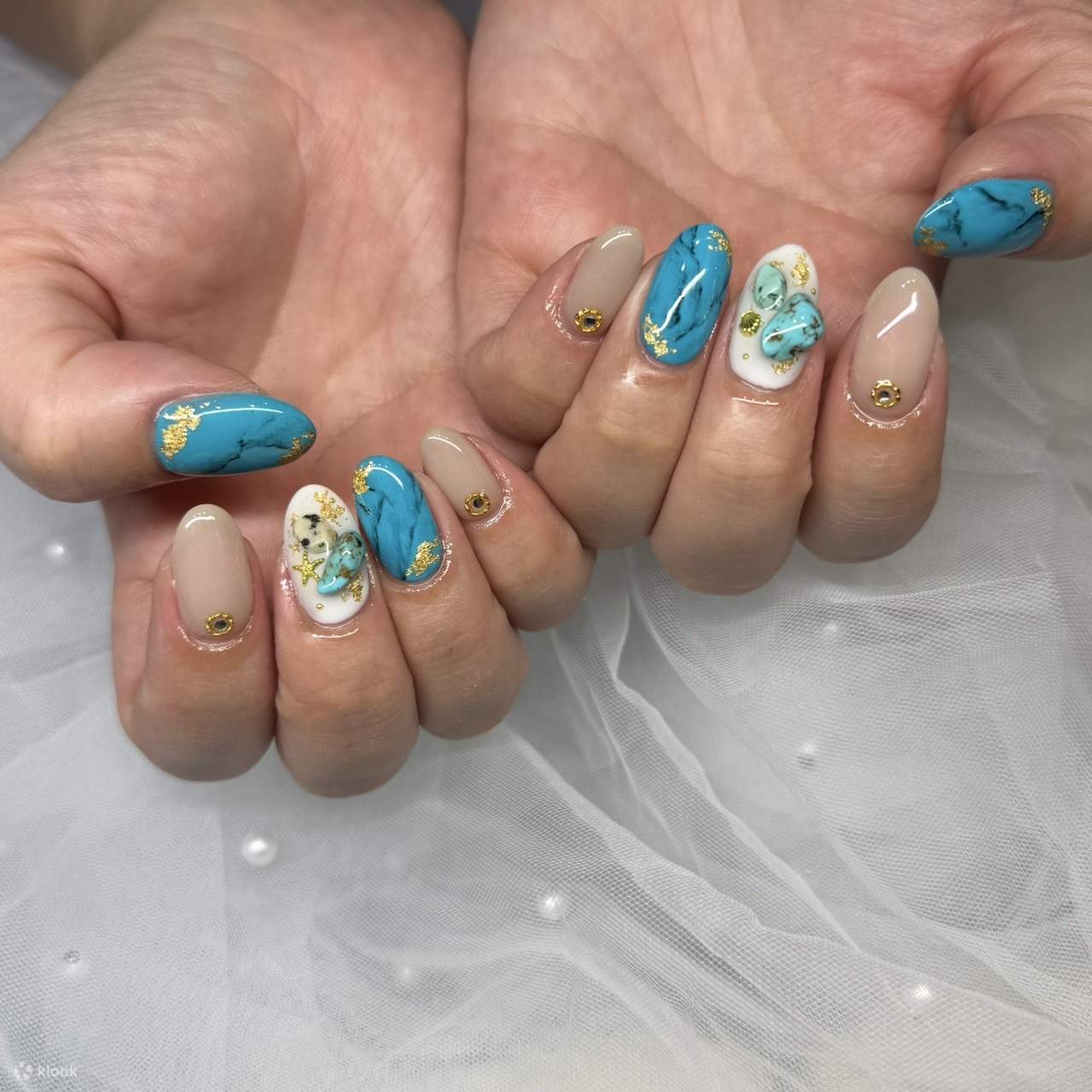 Une équipe de manucures expérimentées, un service professionnel et attentionné, permettant aux clients de profiter en toute tranquillité de la beauté des ongles.