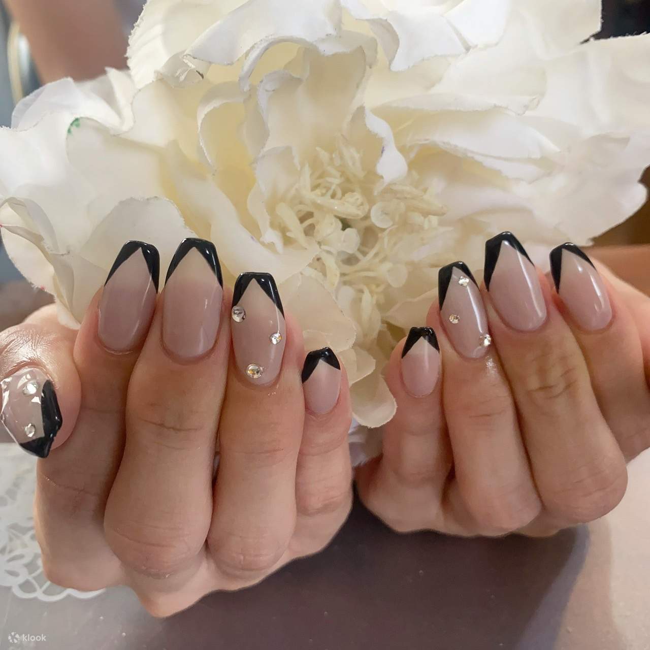 Được phục vụ bởi các kỹ thuật viên làm móng người Nhật có kinh nghiệm ở nước ngoài, kết hợp tầm nhìn quốc tế và kỹ thuật tỉ mỉ của Nhật Bản, mang đến trải nghiệm độc đáo.