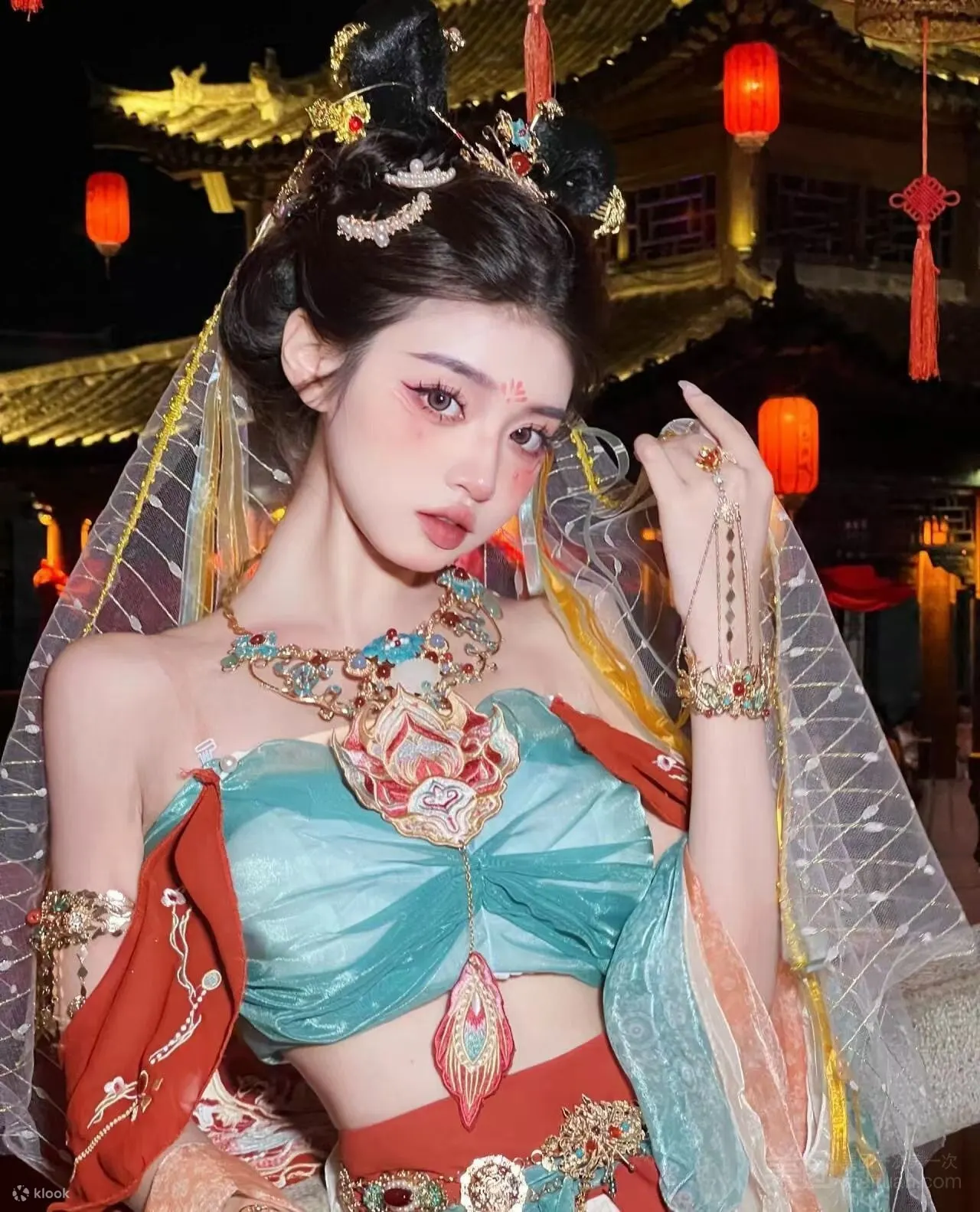 汉服暗纹在镜头里清晰到能数出花样，发间小银铃随动作响，客片连发丝都透着 “文化底蕴”