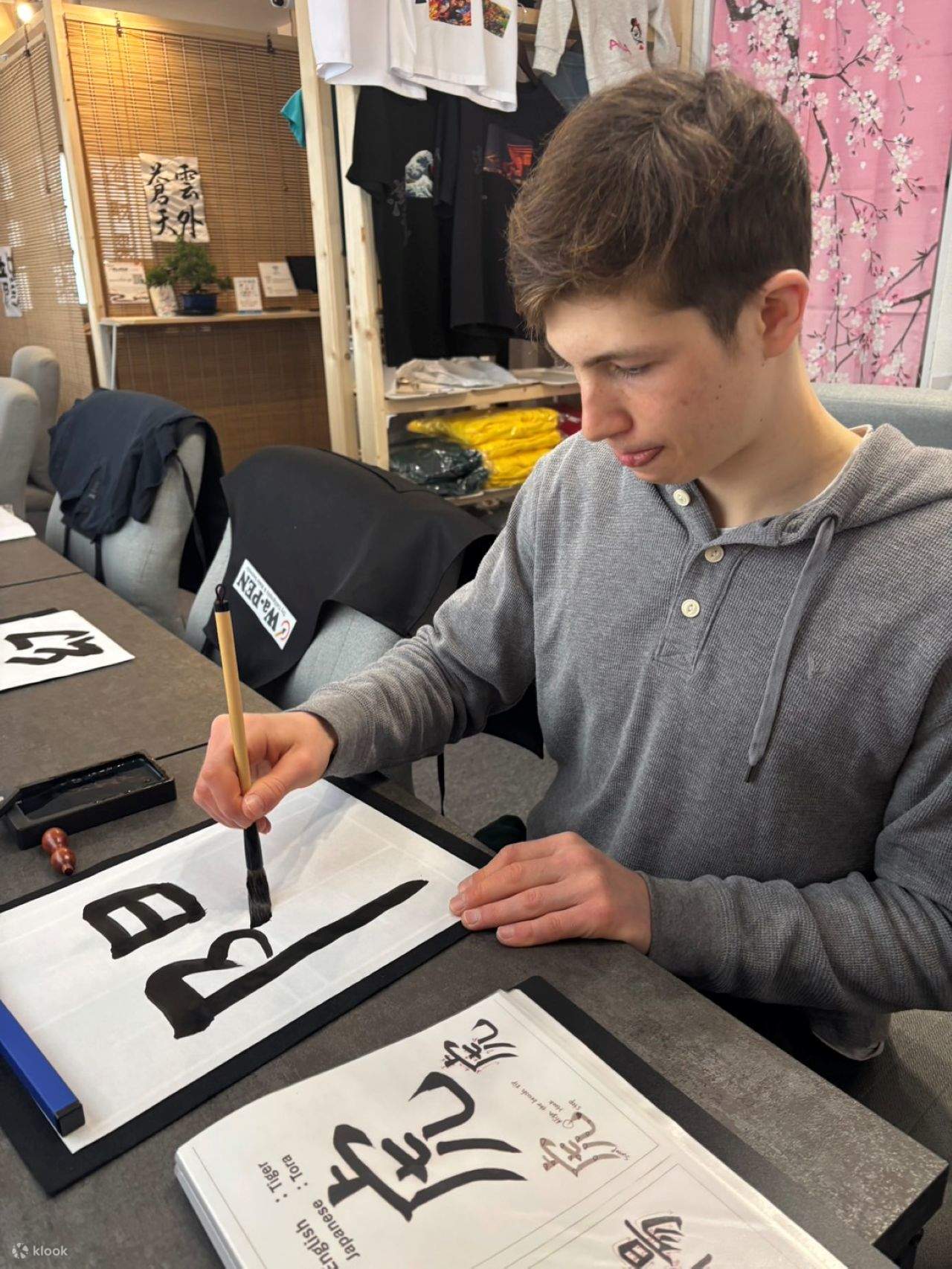Japanese Calligraphy and make your original T-shirt - Klook