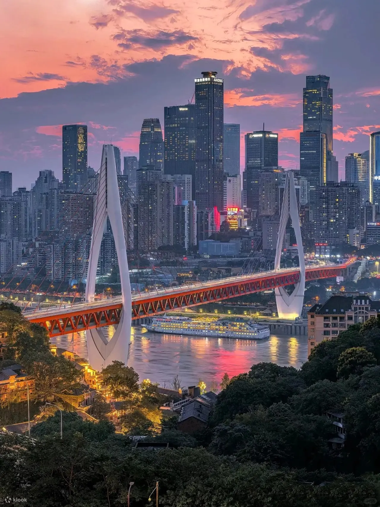 随着夕阳西下，天边的云彩被染上了金色的光辉。在这里可以静静地观赏着这冬日的落日余晖，感受着一天中最后的温暖。这是大自然给予我们最美的告别。