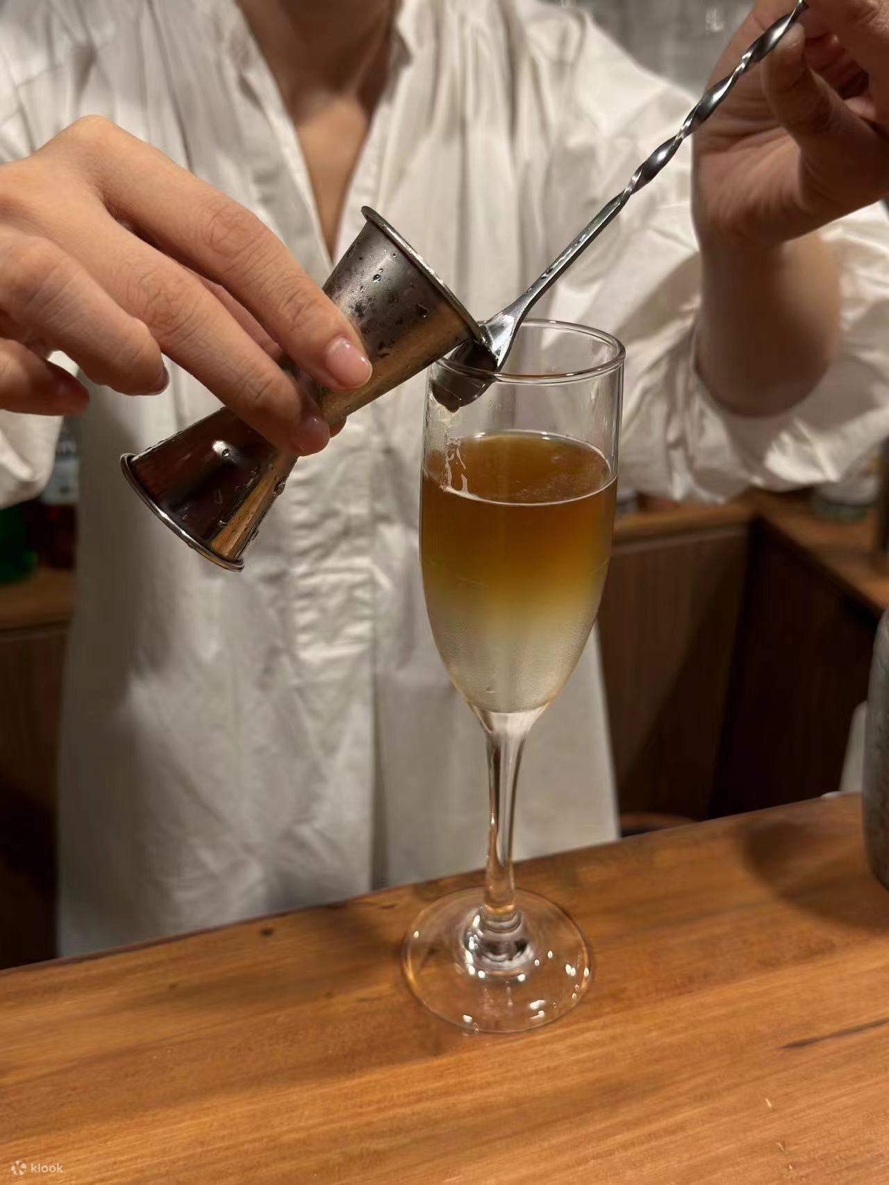 Belajar membuat koktail dan bersosialisasi di bar tepi jalan Yongjia Road