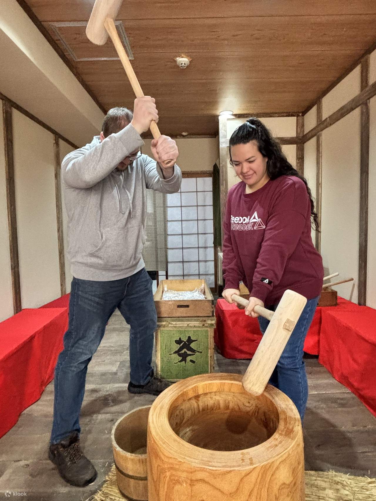 Traditionelles Mochi-Stampfen mit Verkostung