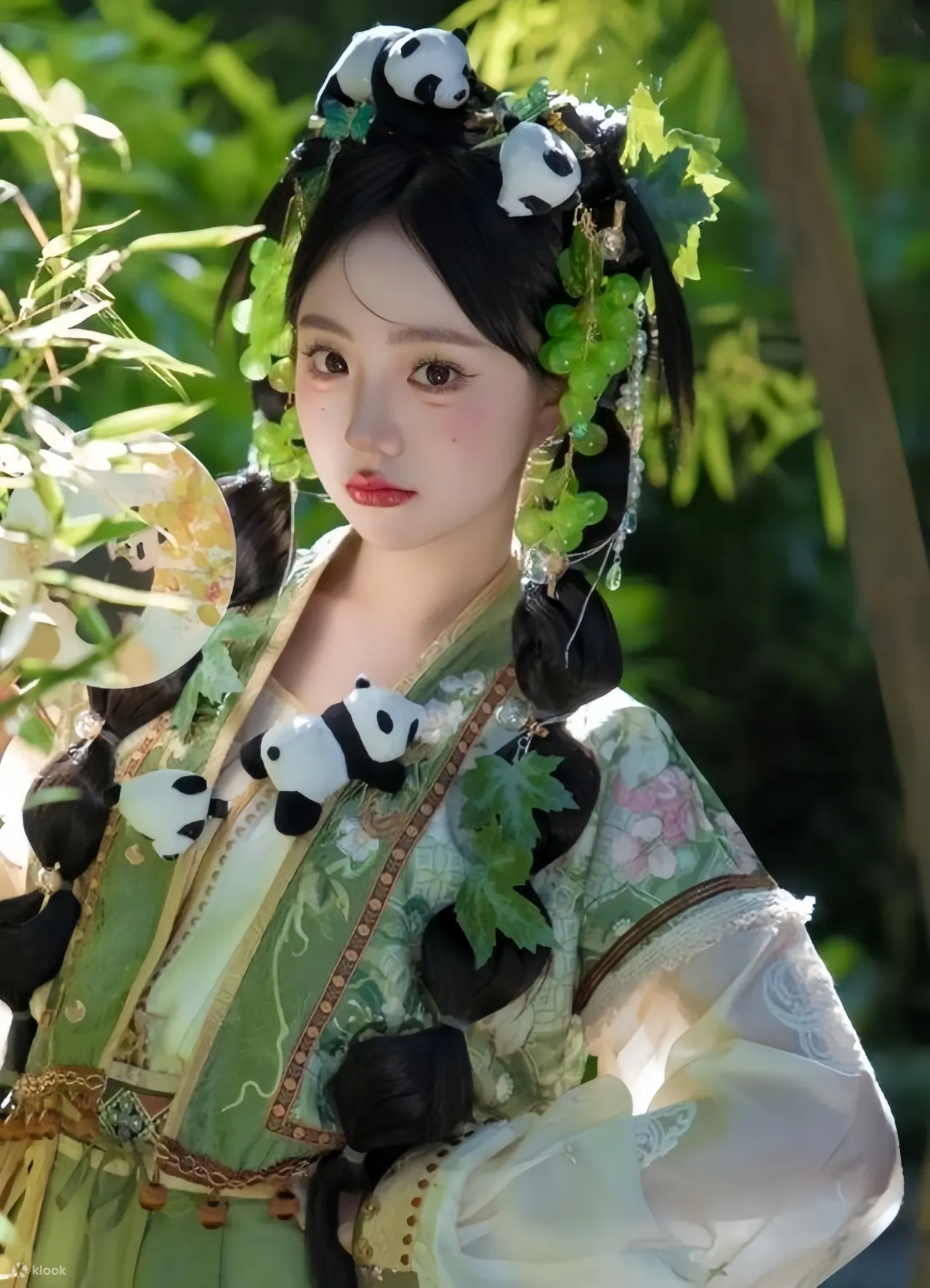 我们不仅为您提供精致的汉服与妆容，更精心准备了多样化的拍摄道具，让您的拍摄体验更加丰富与沉浸