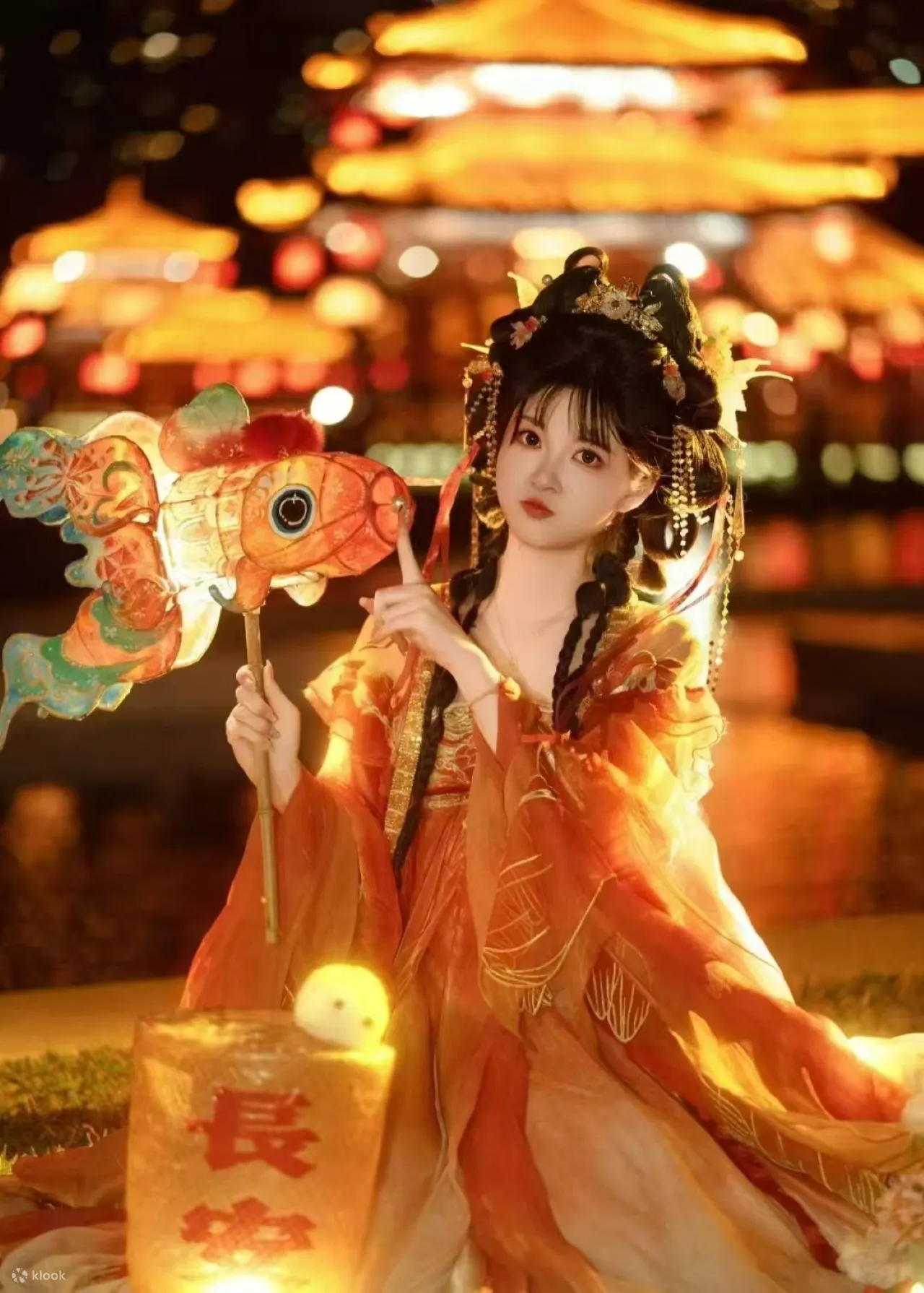 在西安允娴姑娘汉服馆，才懂什么叫 “把长安的浪漫穿在身上”。妆造师把唐宫仕女的精致复刻在我脸上，连发簪流苏都藏着小心思，摄影师带着跑遍城墙根、不夜城，出片直接封神，这哪是拍照，明明是把千年盛唐装进相框里