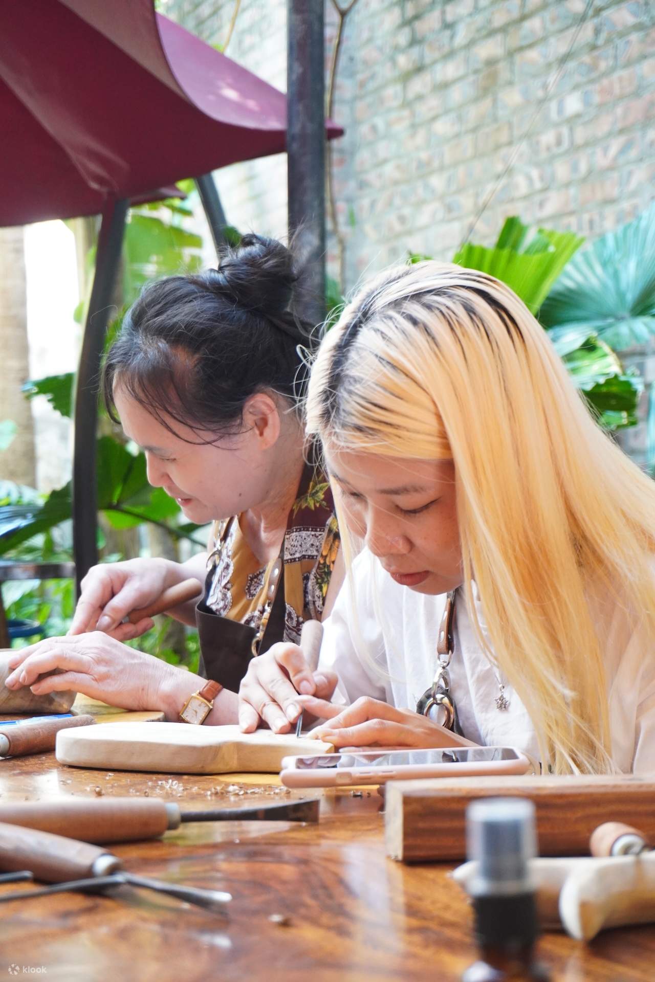 Moc Thon Hanoi: Wood Carving Workshop in a Tranquil Hidden Villa