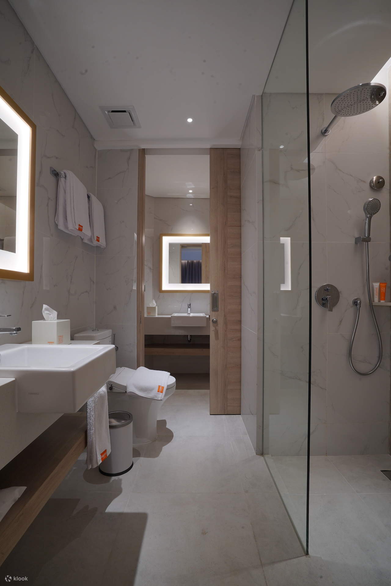 bathroom at Harris Suite Puri Mansion