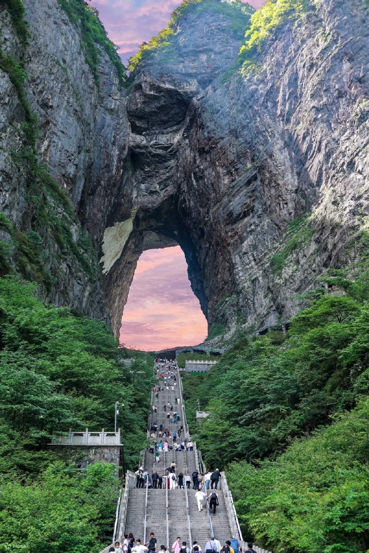 湖南張家界天門山國家森林公園深度1日遊(天門山洞+世界最長索道+網紅玻璃橋+懸崖棧道+自然景觀+雲端之旅) - Klook 客路