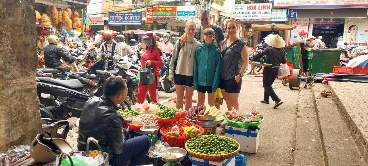 フレンドリーな地元のベンダーと出会う