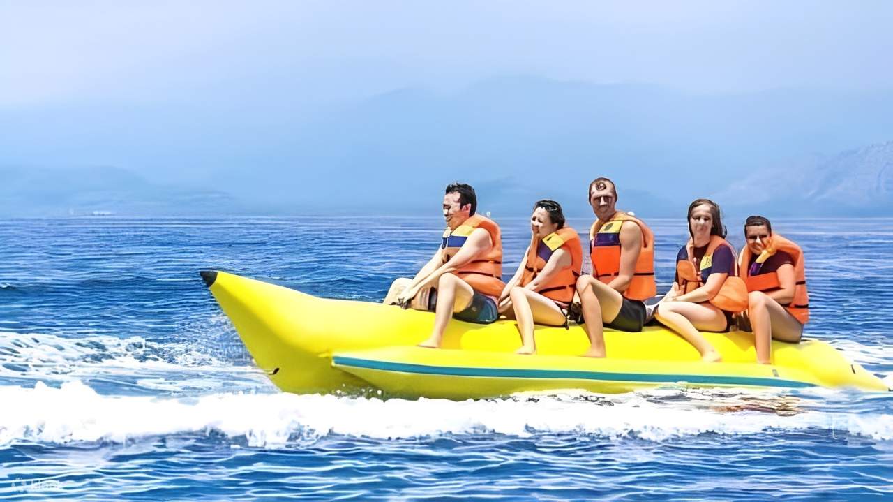 ドバイで、友達や家族と一緒にスリル満点のバナナボートを楽しみましょう。