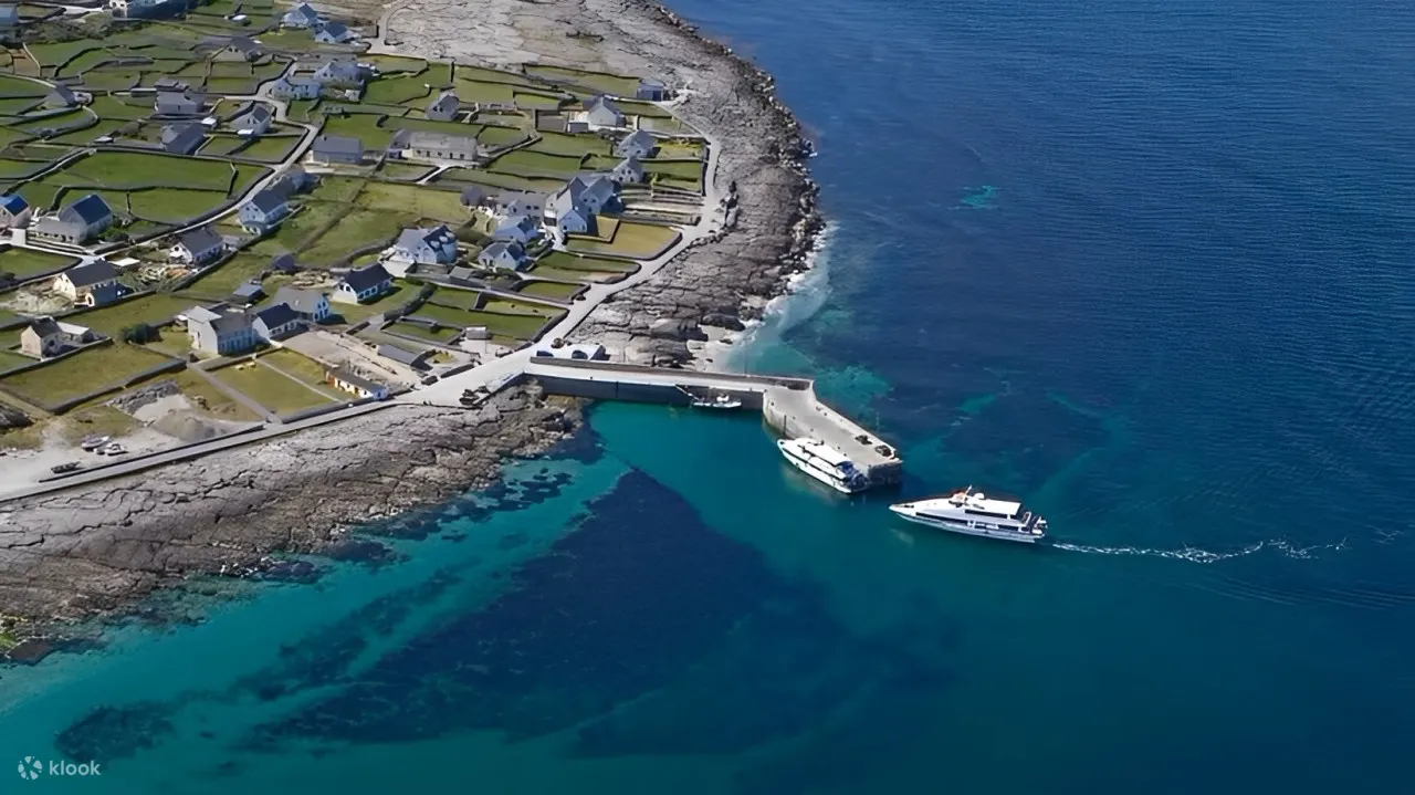 令人惊叹的水晶般清澈的海水和崎岖的海岸线等待着您的岛屿冒险