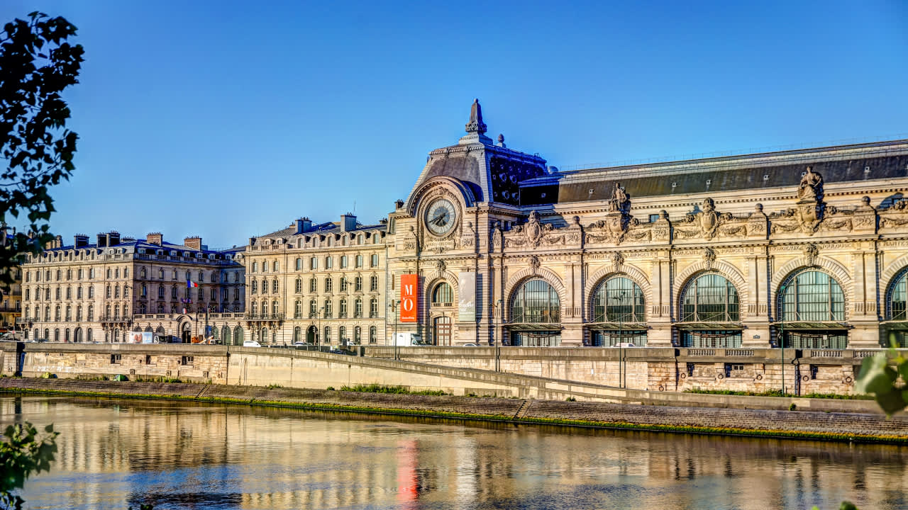 Treten Sie ein in einen ehemaligen Bahnhof, der sich in eine umwerfende Heimat impressionistischer Kunst verwandelt hat.
