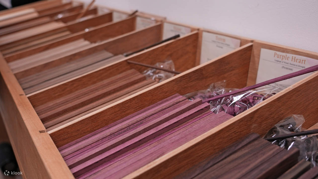 Elaboración de palillos en Shinjuku: elige tu madera, canaliza tu samurái interior. 🪵⚔️