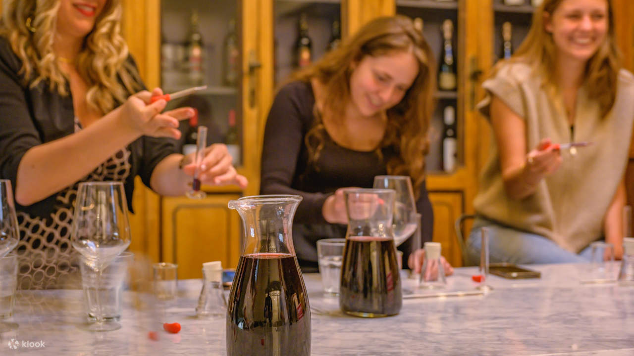 ประสบการณ์ผสมไวน์ด้วยตัวคุณเอง: ประสบการณ์กลุ่มเล็กสุดพิเศษ