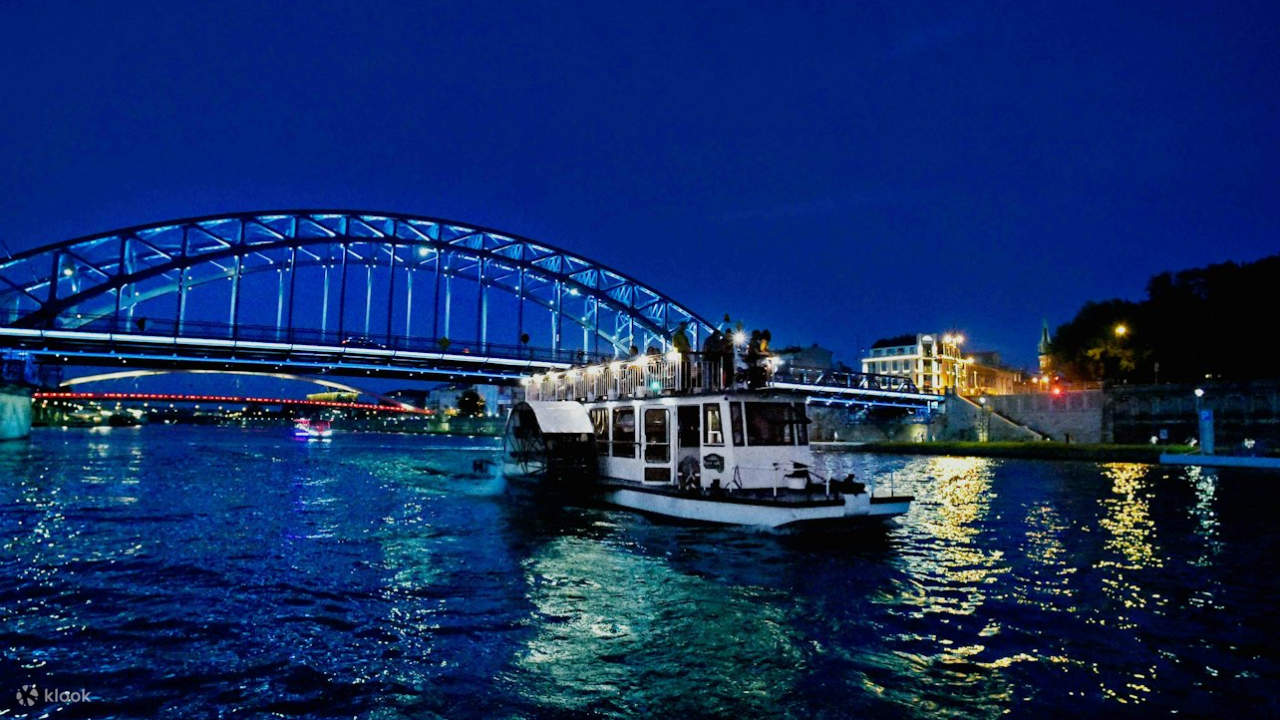 クラクフの歴史的建造物のそばを流れ、ヴィスワ川の穏やかな流れをお楽しみください。