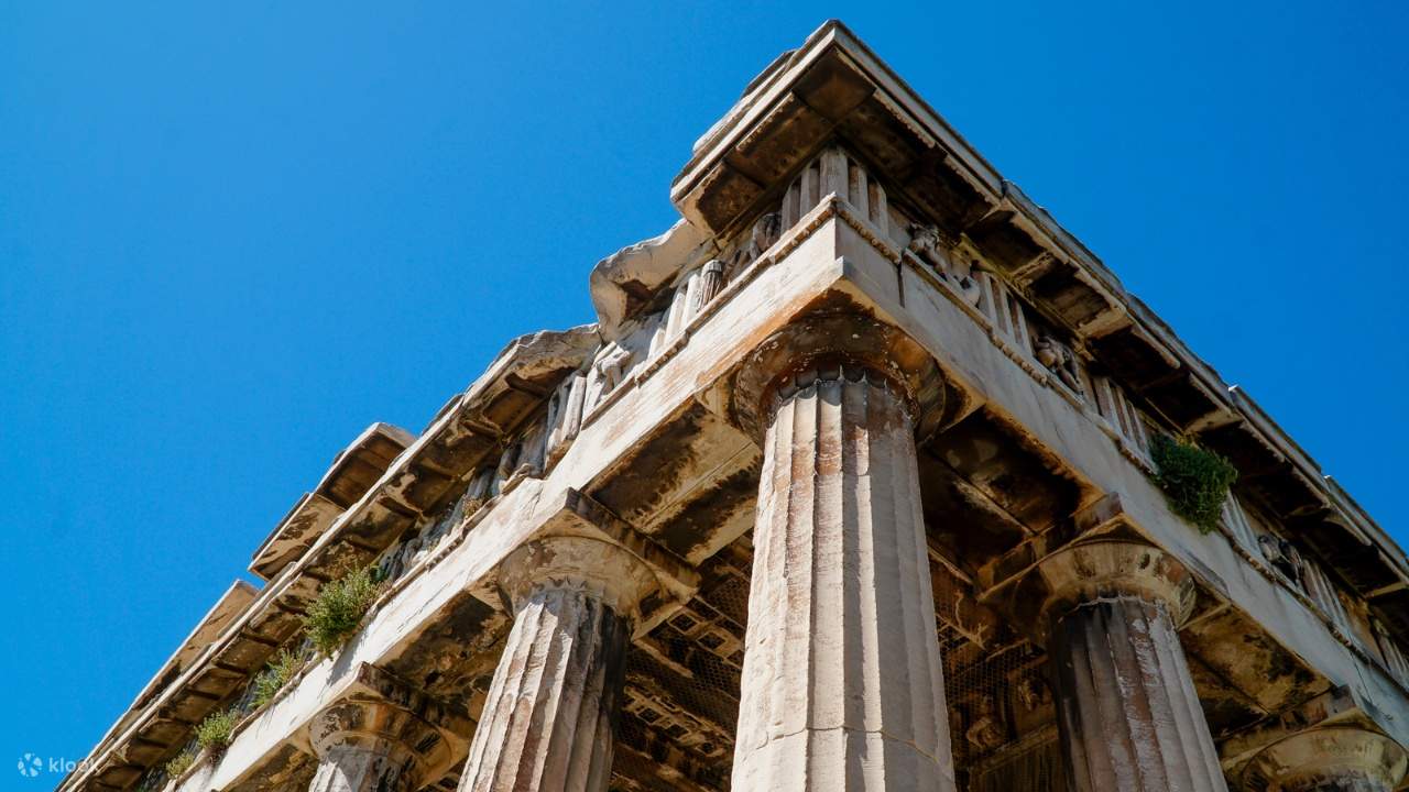 Déambulez librement parmi les colonnes de marbre et découvrez leur importance historique
