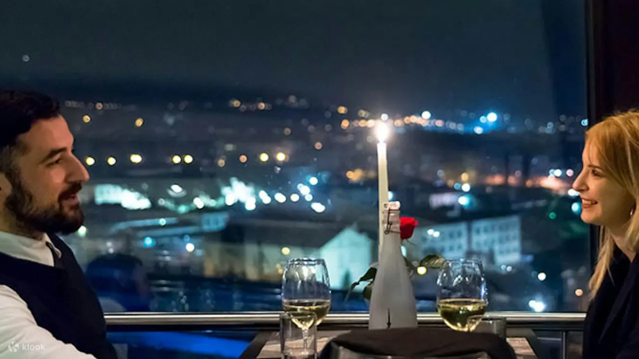 坐在标志性的 OTE 塔的 Skyline Bar 酒吧欣赏塞萨洛尼基的全景