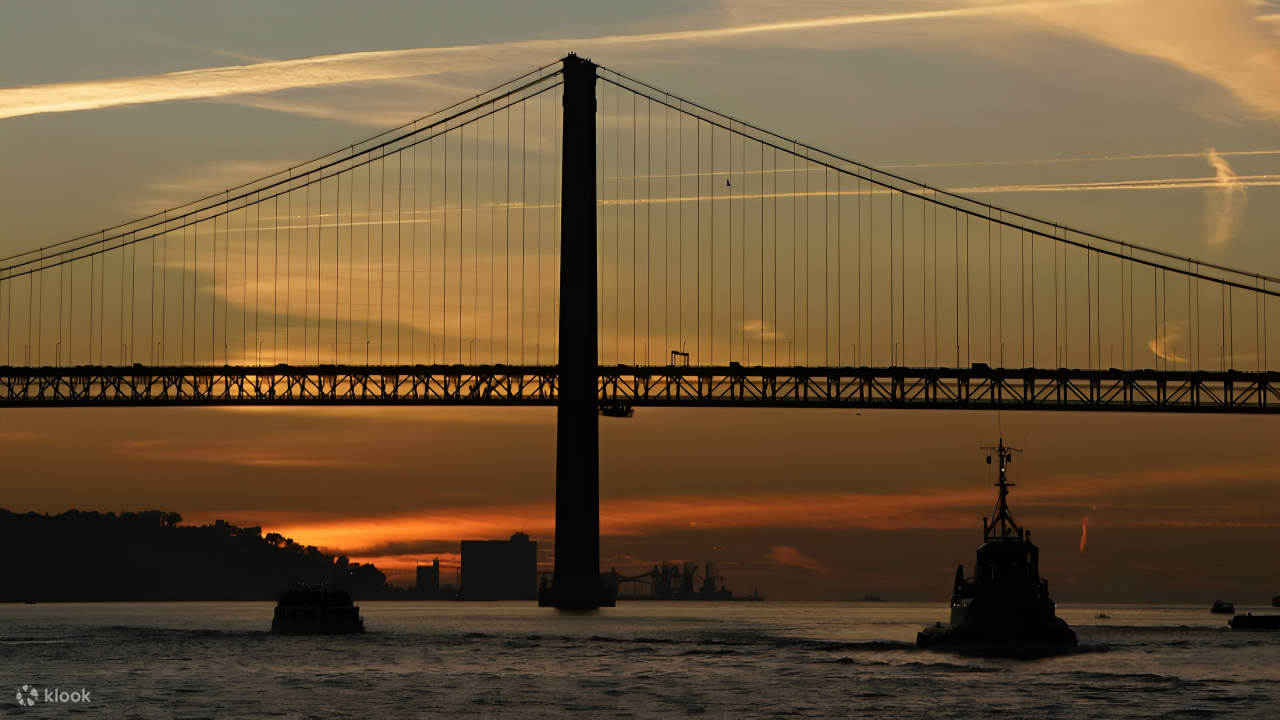 Beobachten Sie, wie die Skyline von Lissabon im Glanz der untergehenden Sonne über dem Tejo erstrahlt.