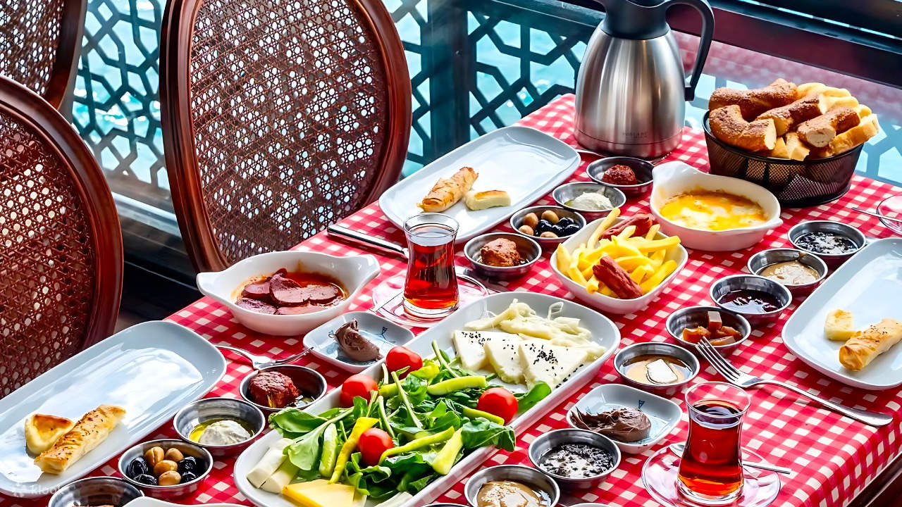 르 바푀르 마지크 - 모닝 터키식 조식 크루즈
