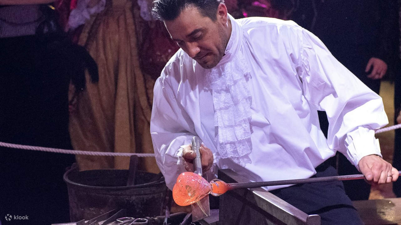 Ngắm nhìn các nghệ nhân bậc thầy biến thủy tinh nóng chảy rực rỡ thành những kiệt tác Venetian phi thường