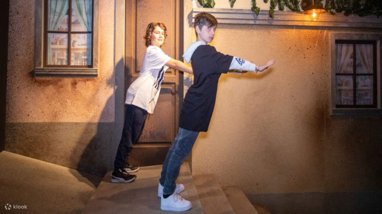 Schlendern Sie durch eine verblüffende Welt, in der jeder Schritt eine neue Überraschung bereithält.