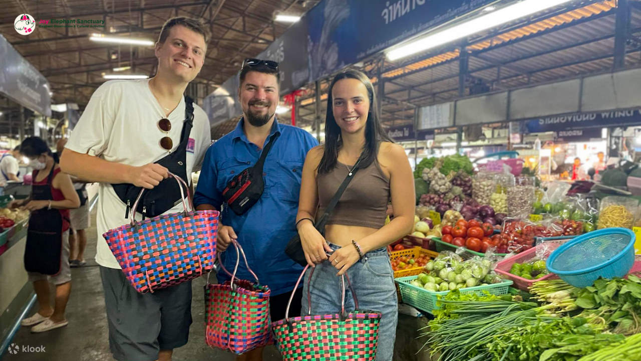 Lawati pasar tempatan untuk memilih bahan-bahan segar untuk kelas memasak Thai