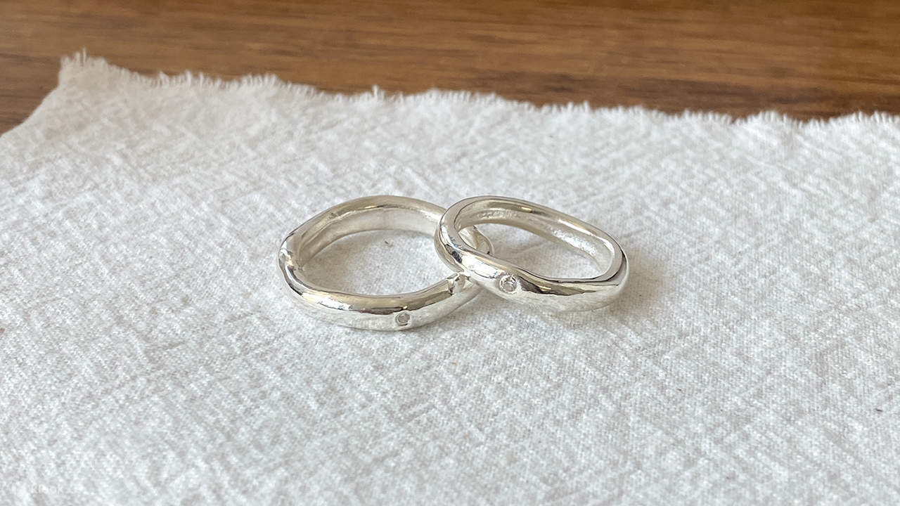 สร้างสรรค์เครื่องประดับเงินชิ้นเดียวในโลกของคุณในย่านจงโนอันเก่าแก่ กรุงโซล