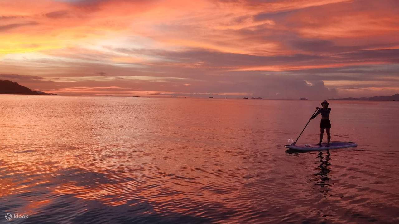 探索迷人的海岸线，在日落时分感受大自然的美景。