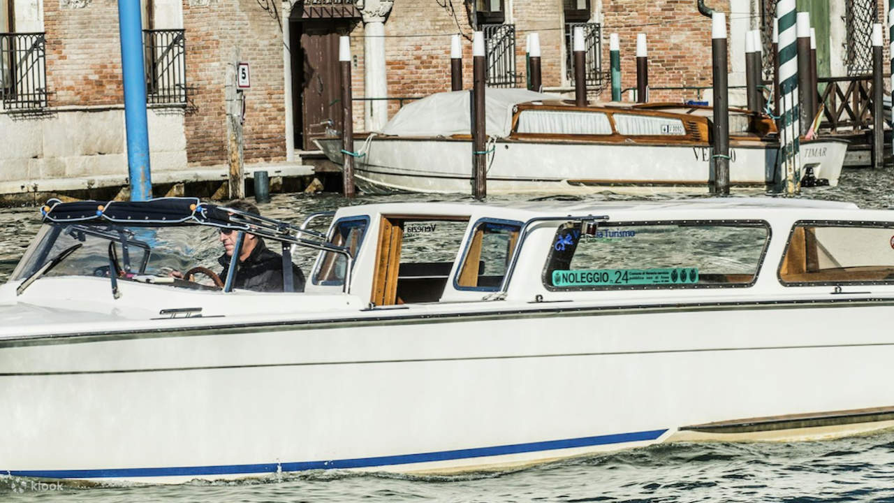 Lasciati Venezia alle spalle con un tranquillo giro in taxi acqueo per Marco Polo
