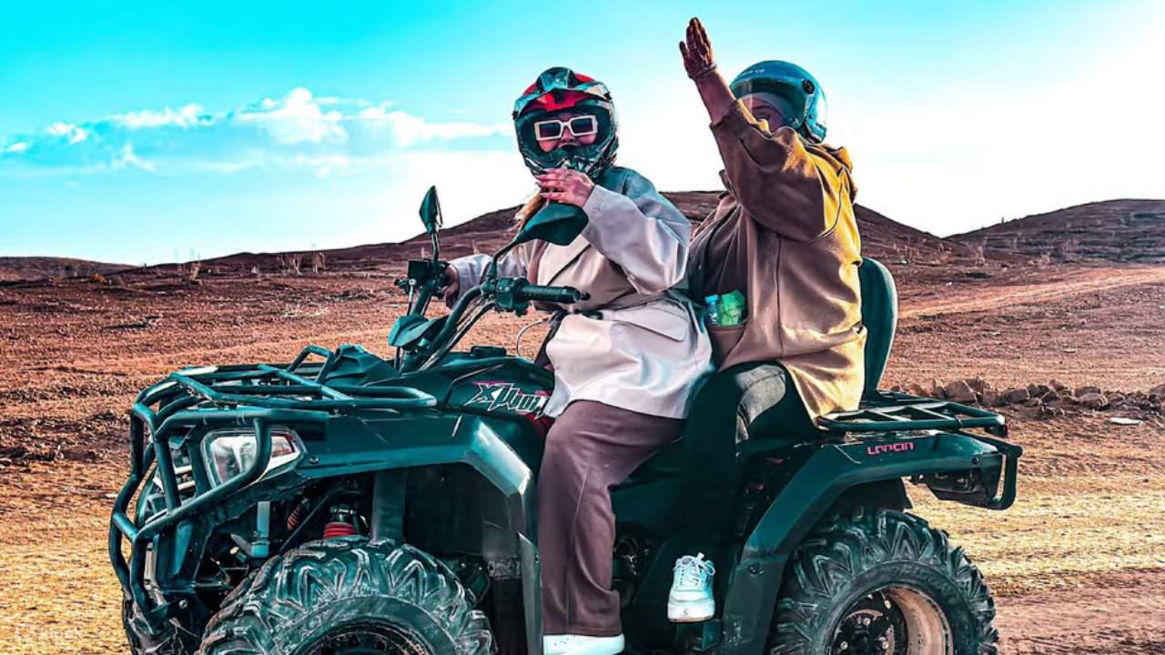 Marrakech : Balade à dos de chameau et en quad dans le désert d'Agafay avec dîner-spectacle