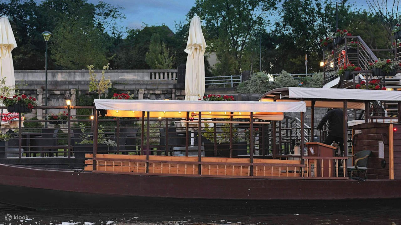 水面に優しく映る何世紀もの建築物を眺めながら、息をのむような瞬間を写真に収めましょう。