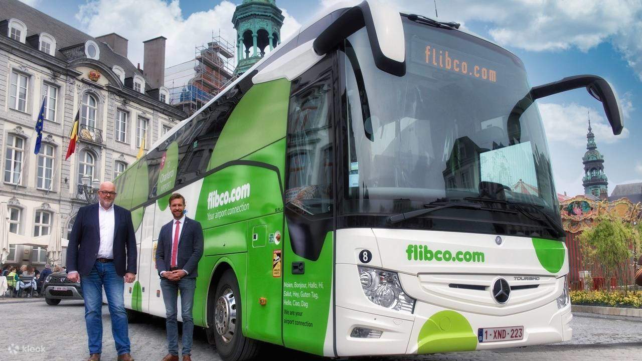 Fahrgäste, die mühelos an einer praktischen Haltestelle in Mailand in den Bus einsteigen und überfüllte öffentliche Verkehrsmittel vermeiden