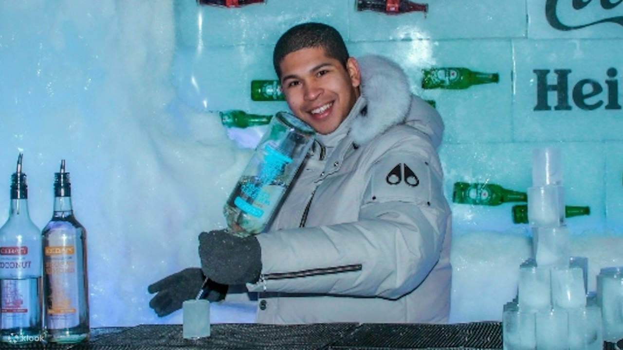 เพลิดเพลินกับเครื่องดื่มค็อกเทลต้อนรับ ก่อนเข้าไปในดินแดนมหัศจรรย์น้ำแข็ง -10°C