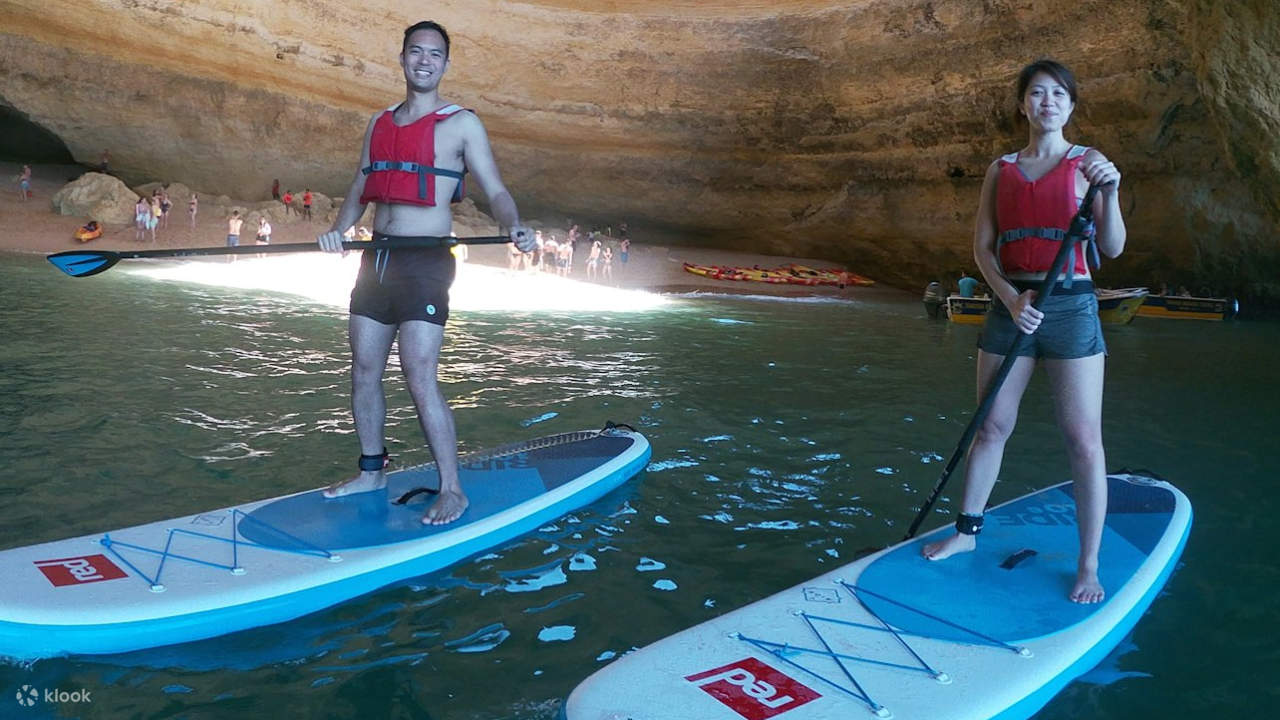 Paddle à travers des tunnels rocheux que seule la nature pouvait créer