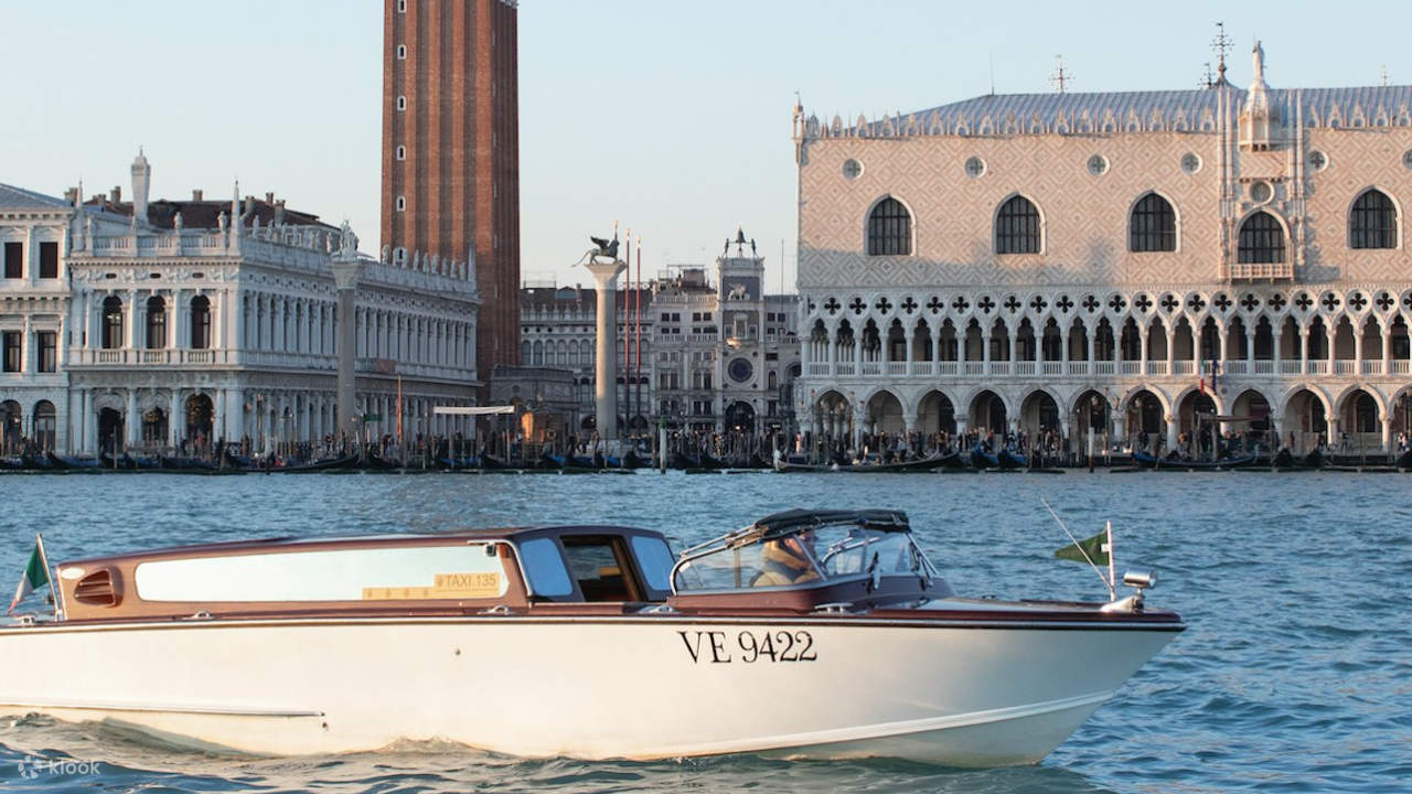 Goditi una partenza elegante mentre navighi sui canali di Venezia verso l'aeroporto
