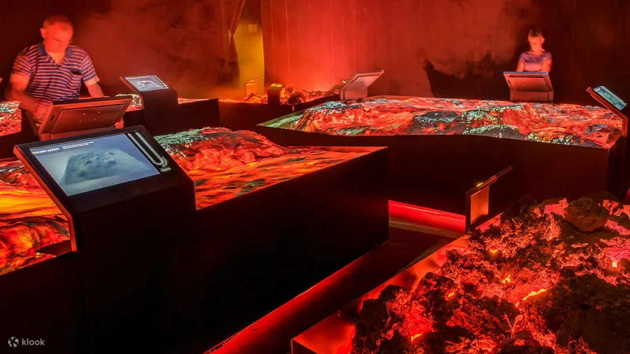 在礼堂中通过先进的 4K 视觉效果观看历史上的火山喷发