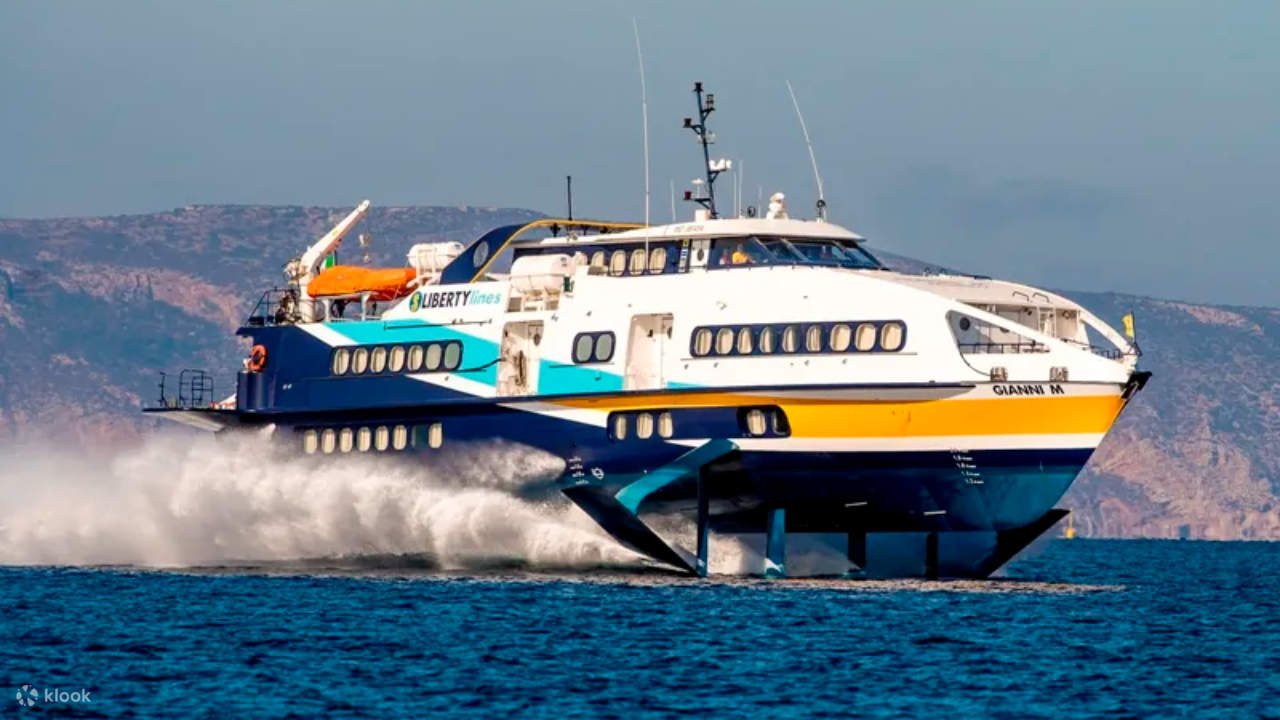 Goditi un viaggio in mare tranquillo con vista sulle spettacolari coste dell'isola