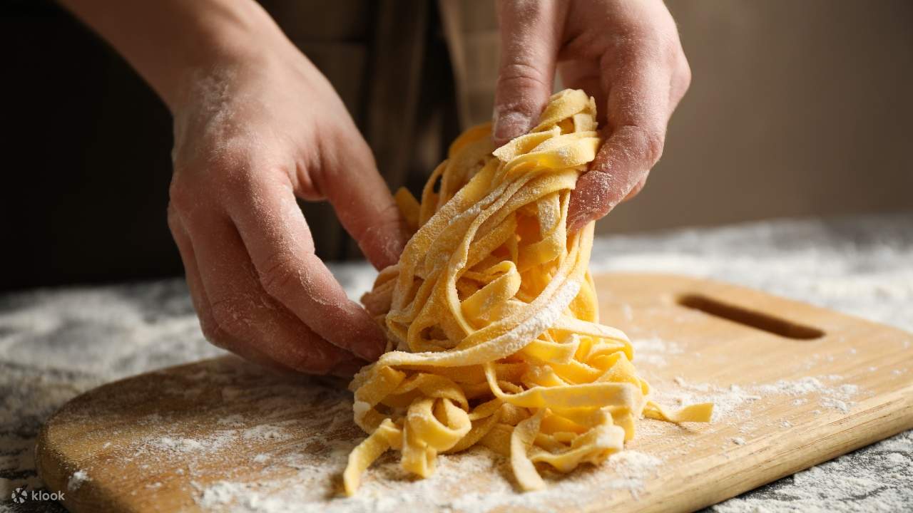 Entra nella cucina autentica di un ristorante milanese e scopri le tradizioni culinarie italiane