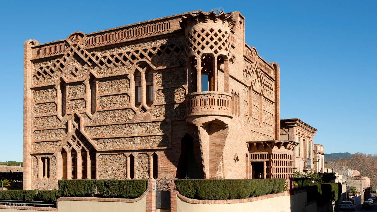 Откройте для себя архитектурный гений Антони Гауди в потрясающей Крипте Гауди