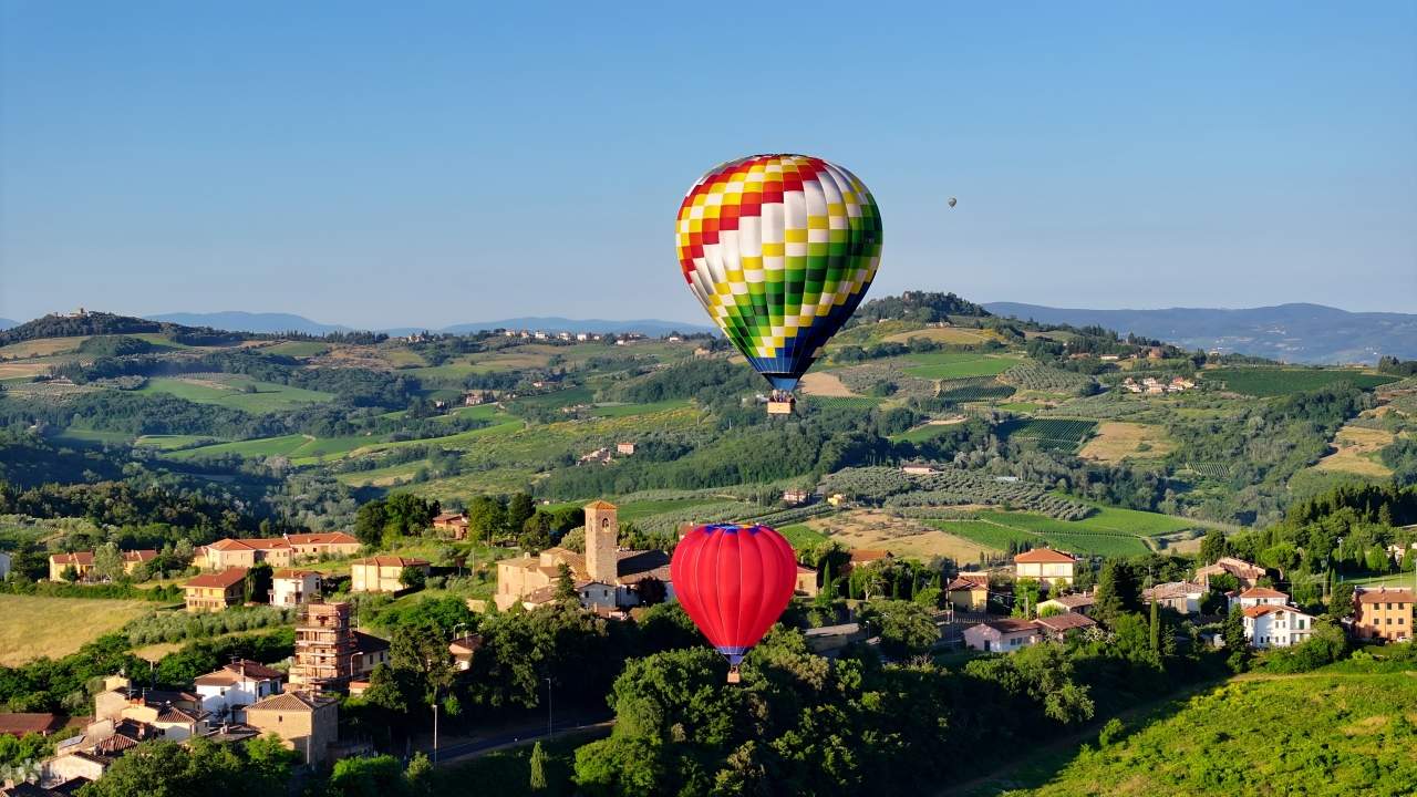 Feiern Sie den Flug mit einem traditionellen Champagnerempfang nach der Landung und genießen Sie das Abenteuer.