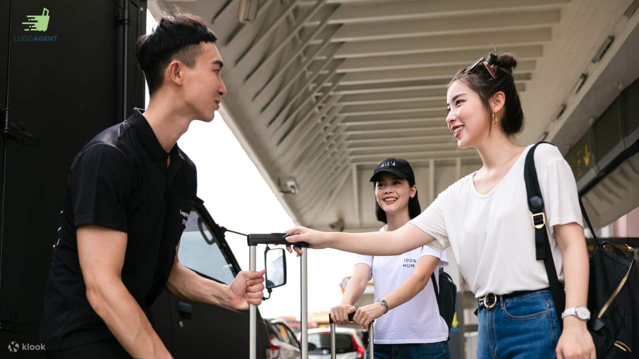 1. 空港で弊社のエージェントと会い、荷物を発送します。