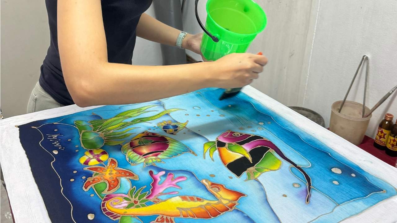 Salutan fabrik untuk melindungi warna daripada luntur (biarkan ia kering dengan bahan kimia salutan selama 2.5 jam) selepas proses ini, kami perlu mencuci dan merebus fabrik Batik.