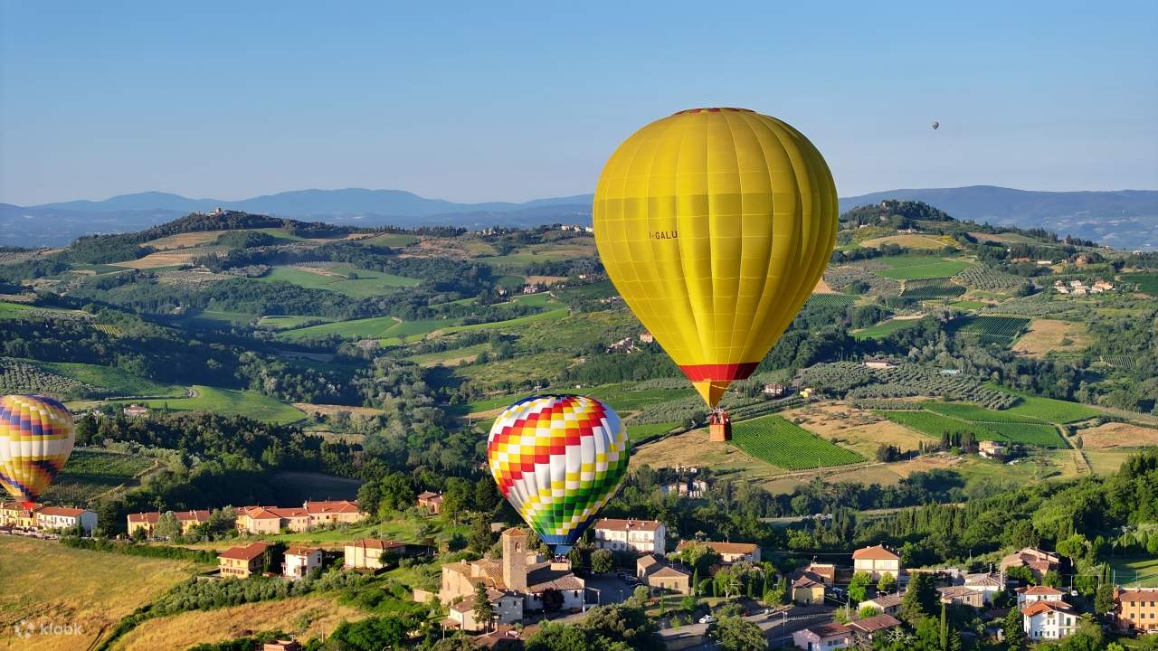 Gleiten Sie sanft durch die Lüfte und genießen Sie die atemberaubende Aussicht auf San Gimignano.